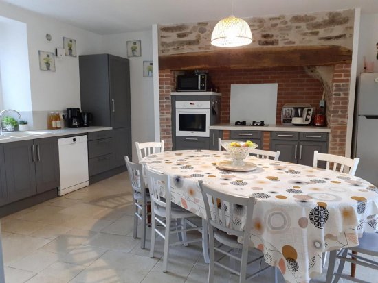 La cuisine comporte 1 gazini&egrave;re 4 feux avec four, 1 frigo avec compartiment cong&eacute;lation, 1 hotte aspirante, 1 po&ecirc;le &agrave; bois ( bois fourni ), 1 bahut, 1 table avec 8 chaises, un micro onde et un lave vaisselle, toute la vaisselle et ustensiles de cuisine pour 8 personnes : cafeti&egrave;re &eacute;lectrique, cocotte minute, service &agrave; raclette, faitout, grille-pain, planche &agrave; repasser avec fer....)&nbsp;